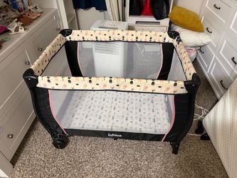 Baby crib nursery - Excellent Condition - 40x28 in