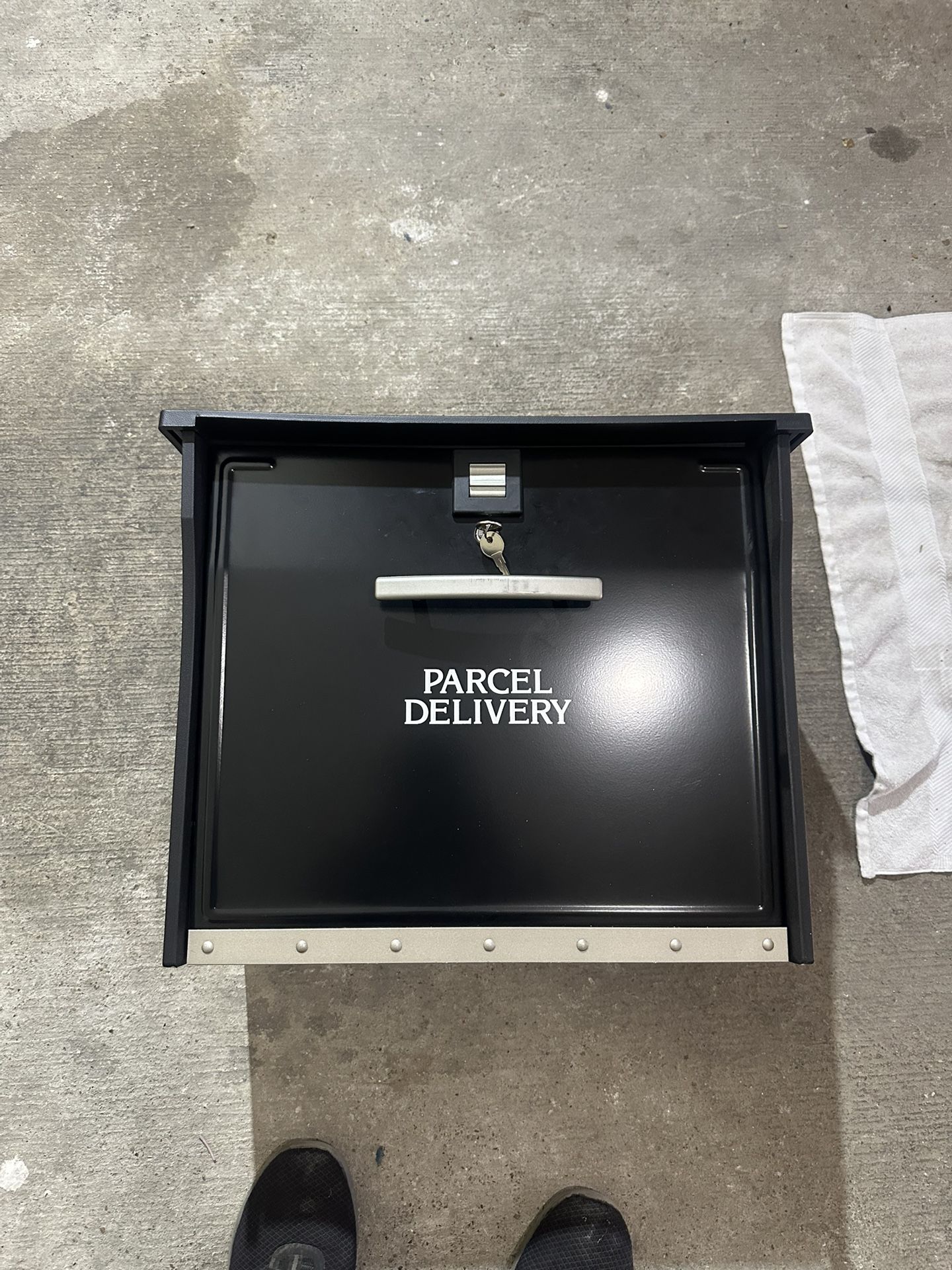 Extra Large Wall Mount Plastic Parcel Delivery Box w/keys