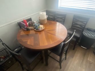 Round extendable dining table with 6 chairs