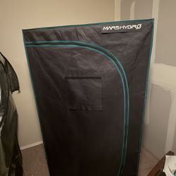 5X5 GROW TENT Mars Hydro W/Spider Farmer Light 94-0V Includes With Air Purifier And Straps/hooks For The Light And Filter. 