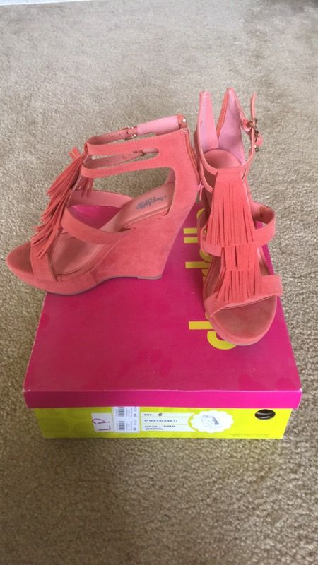 Pink fringe wedges