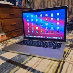 Excellent 13 inch  Retina Apple Macbook Pro Laptop Computer With Intel Core i7 Processor With Programs 