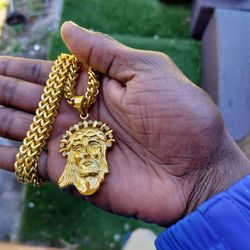 18k Gold plated Franco 6mm Chain and Jesus pendant