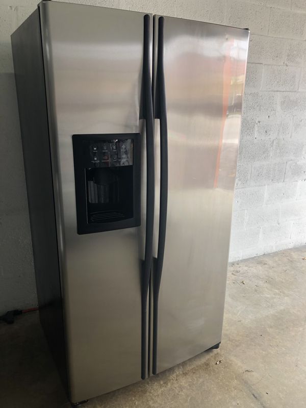 GE REFRIGERATOR 36” Works great and warranty for 3 month Funcionando
