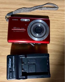 Casio Exilim 7.2 MP Red Digital Camera EX Z75 Bundle - 2gb SD, Battery,charger
