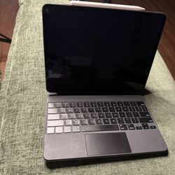 iPad Pro w/ Keyboard & iPencil 4th Gen 12.9”
