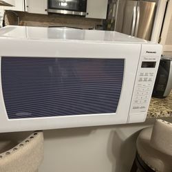 Panasonic Microwave Oven With Inverter Technology And A 16.5 “ Turn Table + The Genius Sensor Technology ( 1250 Watts )