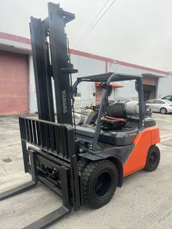 2018 Toyota 8FG35U Forklift - 8,000 lb - LPG