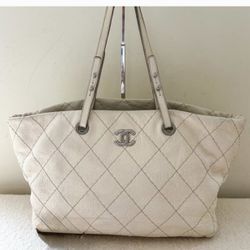 CHANEL Leather Shoulder Bag White and Gray Inside 