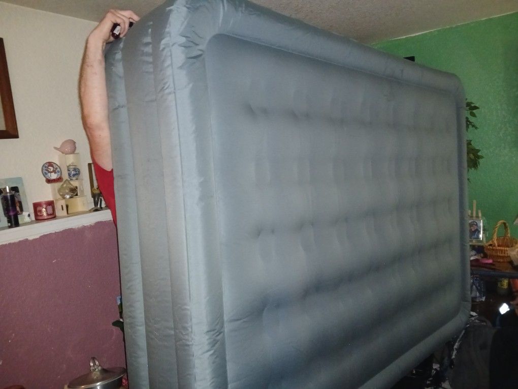 Queen Sized Air Matress w/Built In Pump