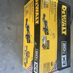DEWALT FWD Self-Propelled 2 X 20V MAX Brushless Cordless Kit Lawn Mower - Yellow