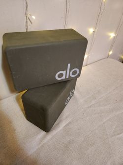 Set of 2 Alo Yoga Uplifting Foam Yoga Blocks - Dark Green / Olive