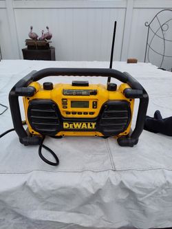Worksite Radio DeWalt. Works Like New 4total Batteries. Unit Can Be Charged overbite Within Unit Charger Also Have 3bm Batteries And An Extra Charger
