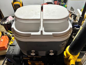 Dual drink cooler/ dispenser