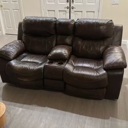  **Super Cushy 78" Leather Manual Reclining Loveseat w/ Console & Dual Cup Holders – Good Condition!**