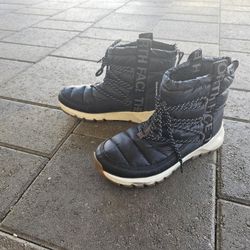 The North Face

The North Face Women's Thermoball Lace Up Boots - Black/White Snow Or Rain