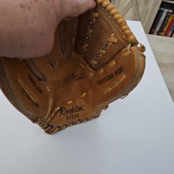 Revelation G1236 Left Handed Baseball Glove Autographed San Padres  - Dave Winfield,  Randy Jones,  Cito Gaston, Willie McCoy,  Matty Alou A Few Other