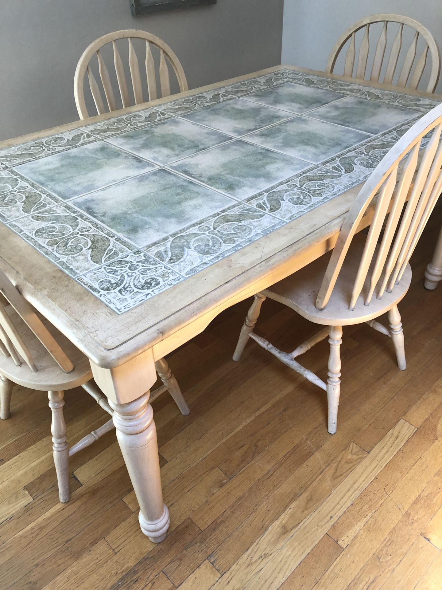Kitchen table with 4 matching chairs
