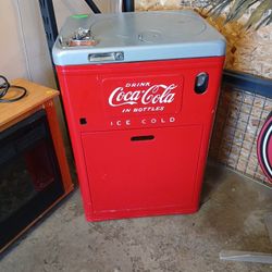 COCA-COLA SPIN TOP VENDO MACHINE  1950'S. 