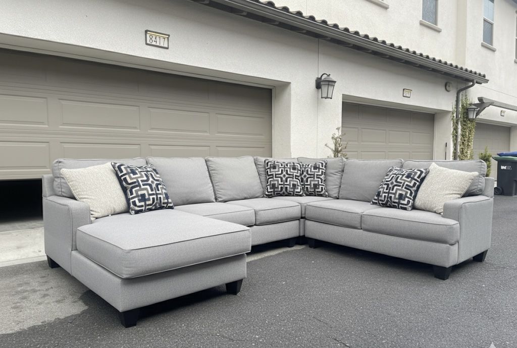 Huge 3 Piece Grey Sectional Couch From Mor Furniture In Excellent Condition-  FREE DELIVERY 🚛