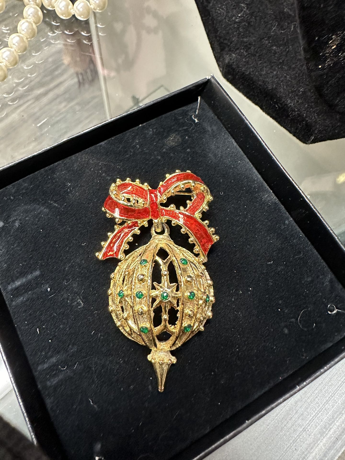Holiday brooch