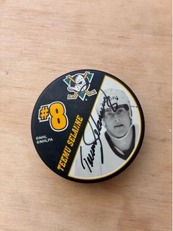 Teemu Selanne, Paul Kariya autographed hockey puck
