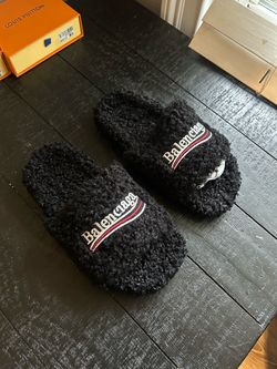 Balenciaga Women’s Black Furry Slide Sandals o