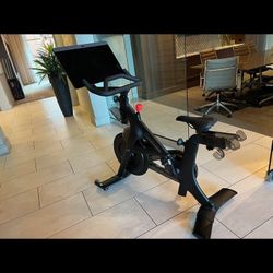 Peloton Plus With Floor Mat And Weight 