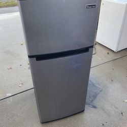  Mini Refridgerator And Freezer