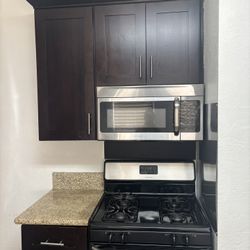 Stove And Microwave 
