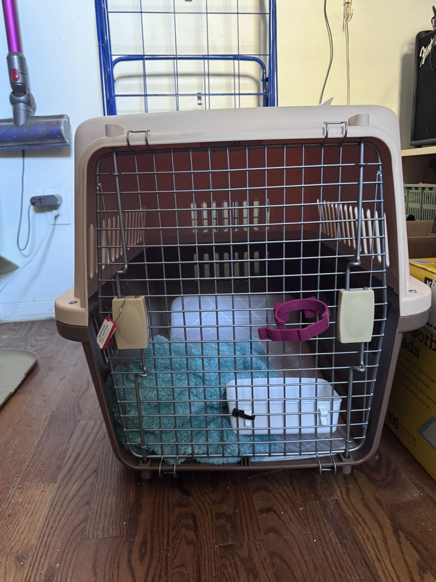 Airplane / Cargo Safe Hard-sided Plastic Pet Carrier 