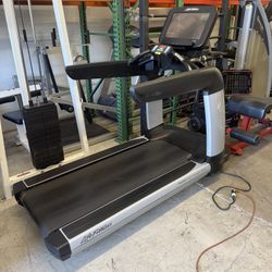 Life Fitness Elevation Series SE3 95T Treadmill, Commercial Gym Equipment 