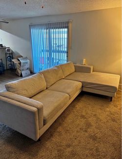 Modern Sectional Sofa with Right-Facing Chaise