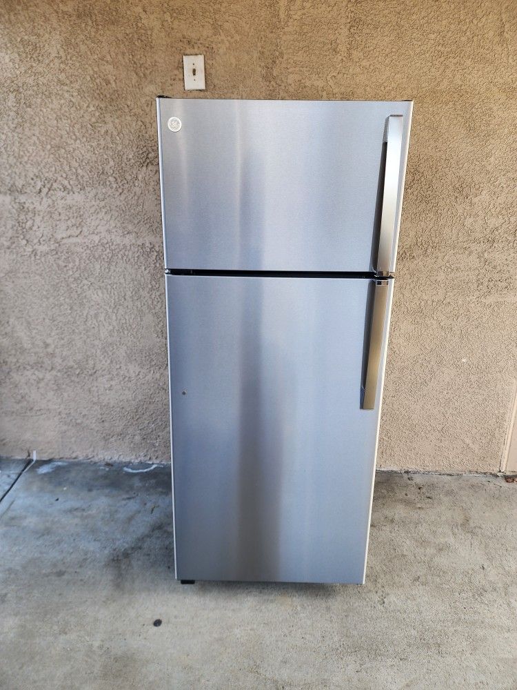 3 MONTHS WARRANTY 28X29X67 GE FRIDGE 17CUFT SILVER 