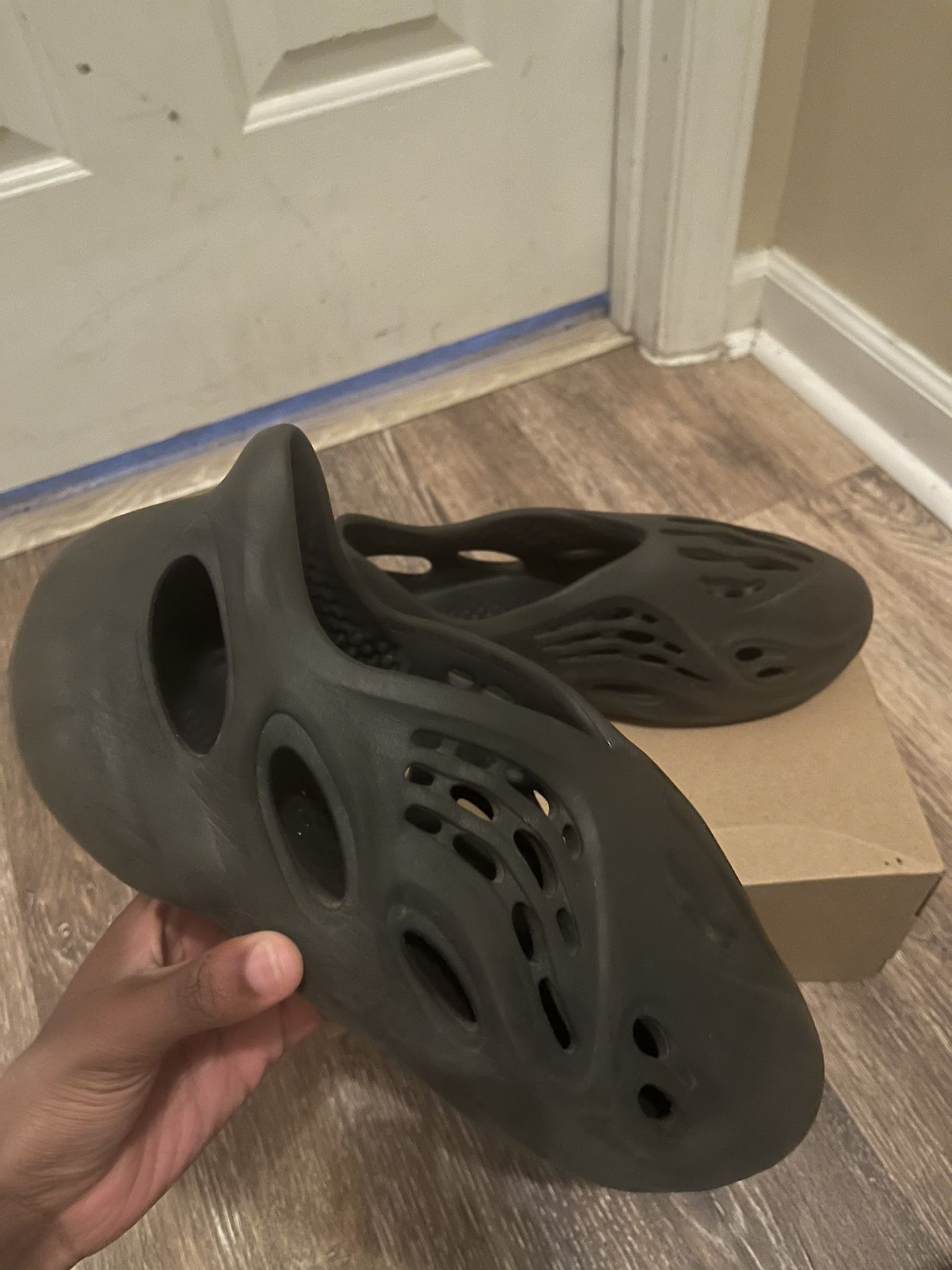onyx Yeezy Foam Rnnrs