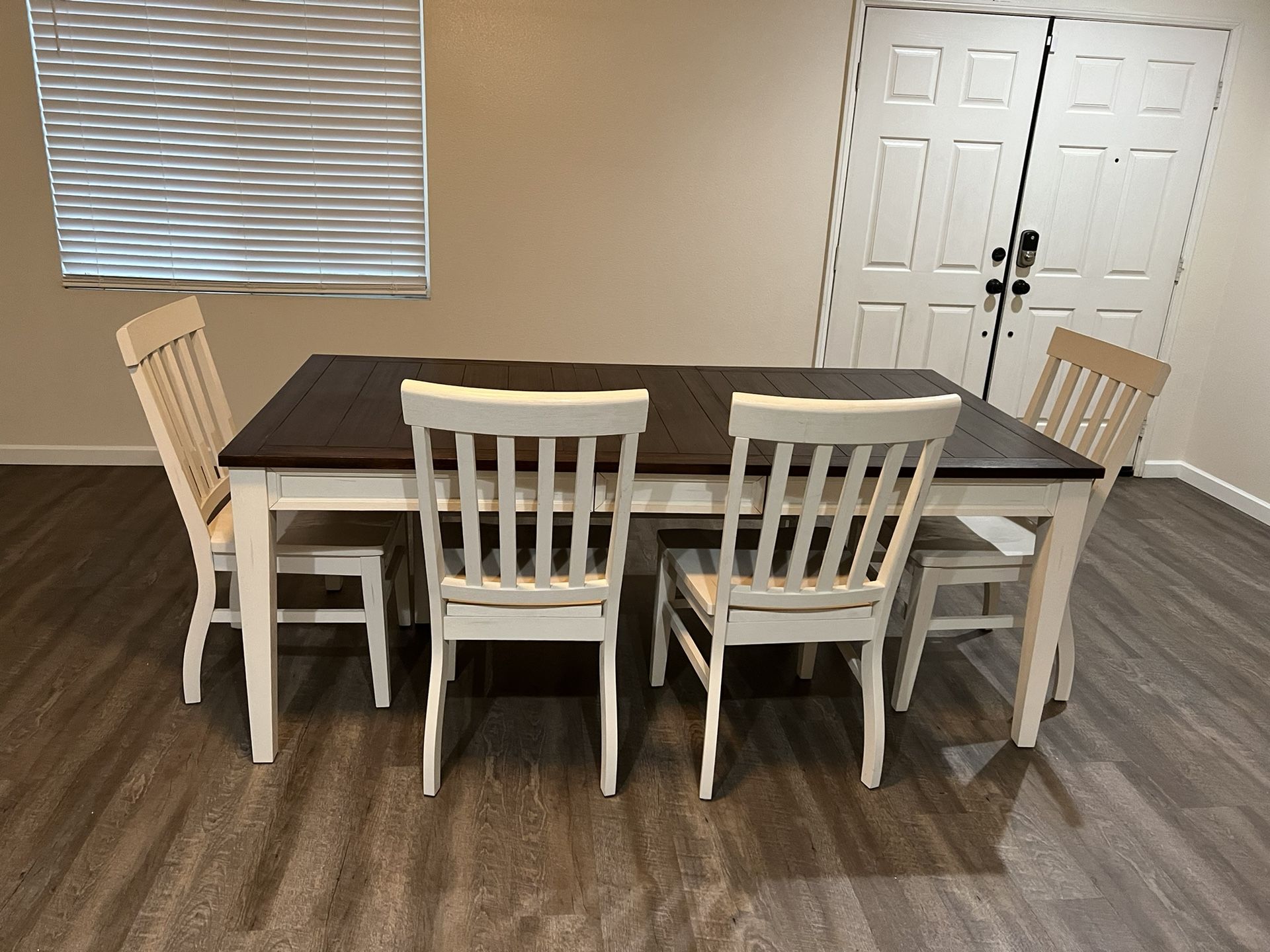 Jerome’s Gramercy Table & Chairs 6 Piece Set
