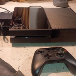 XBox  One 1.  500 Gb,   Control  And  Charging  Cord.