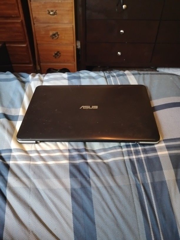 ASUS X555Q Laptop Black And Silver With Charger 