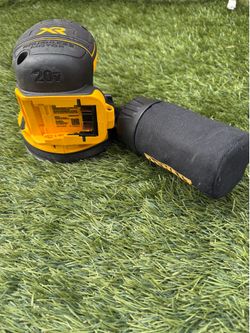 Esta lijadora orbital inalámbrica de 20 V MAX marca DEWALT