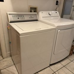 Speed Queen AWNE92 Washer + Like-New LG Gas Dryer (DLG7001W)