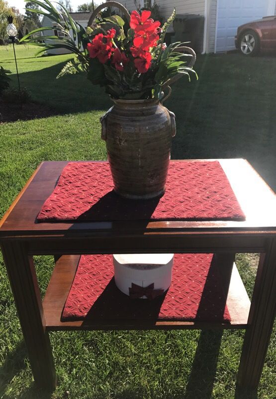 End table and accessories with it