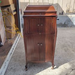 Antique Victrola Great Condition with key and records