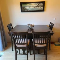 Dining Room Table/Chairs 