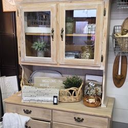Beautiful vintage hutch 🤎