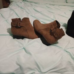UNISA tan BOOTIES
