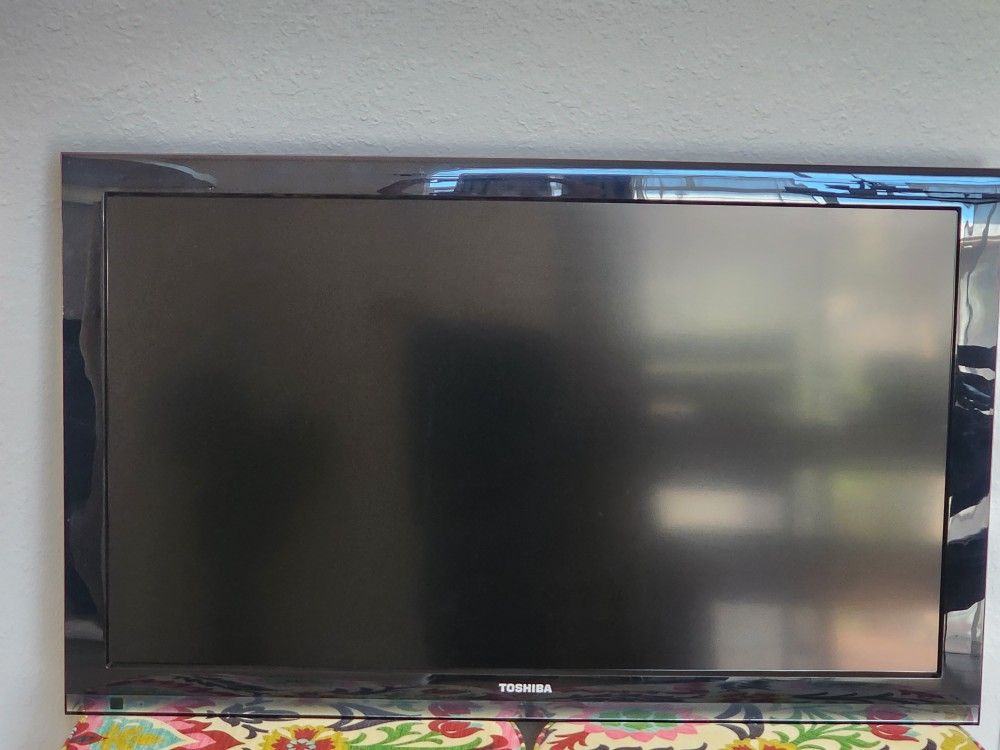 40" LCD HDTV _ TOSHIBA 40E210U