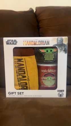 Star Wars The Mandalorian Grogu Gift Set – 12oz Ceramic Mug, Socks & Keychain $2