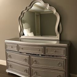 Haverty's Dresser Set