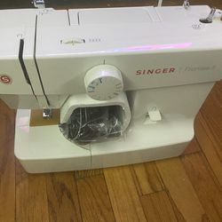 Singer Sewing Machine with Roller Case