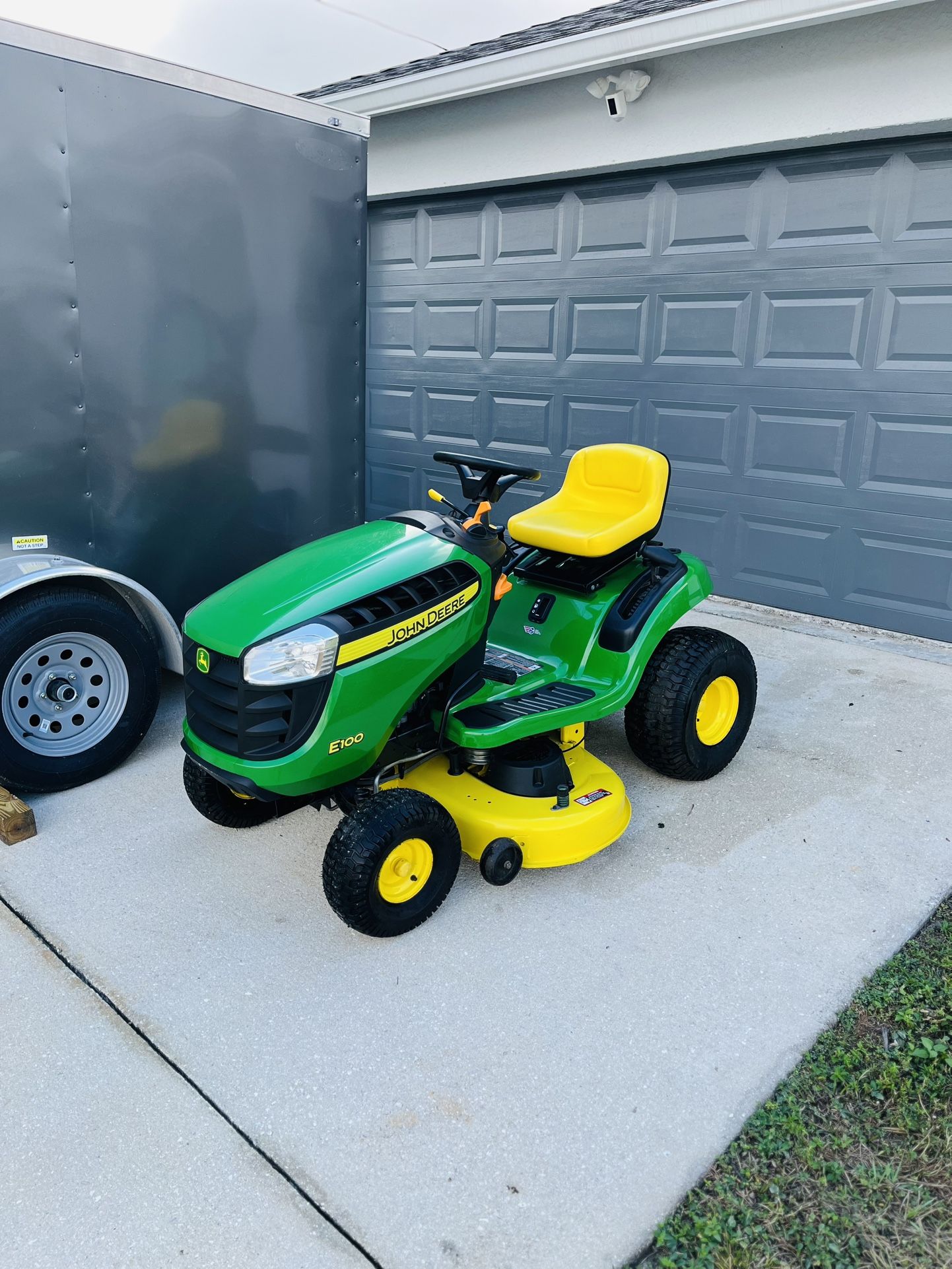 John Deere E100-Low Miles-Very Well Maintained